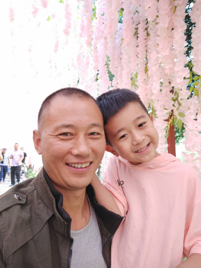 李司军与小儿子李晟源。受访者供图