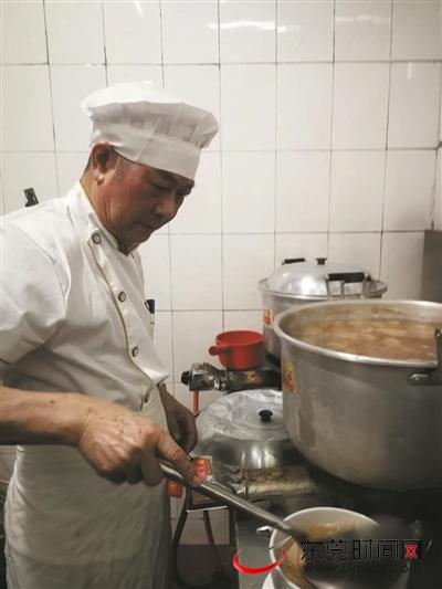 ▲明叔在烹饪美食