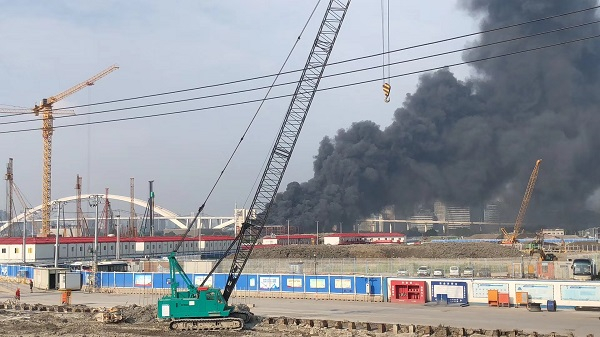 图说：事发现场黑烟滚滚 来源/网友供图