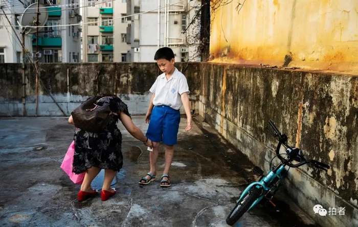 ▲社工陈慧灵帮意外摔倒的黄凤儿子擦拭伤口。