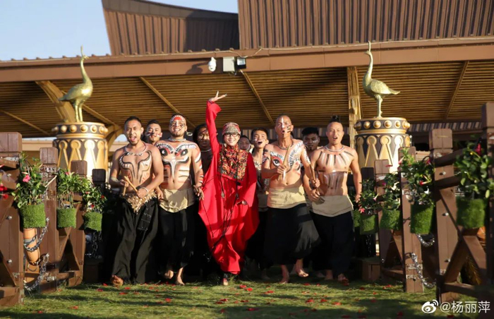 ▲杨丽萍与《云南映象》团队。受访者供图