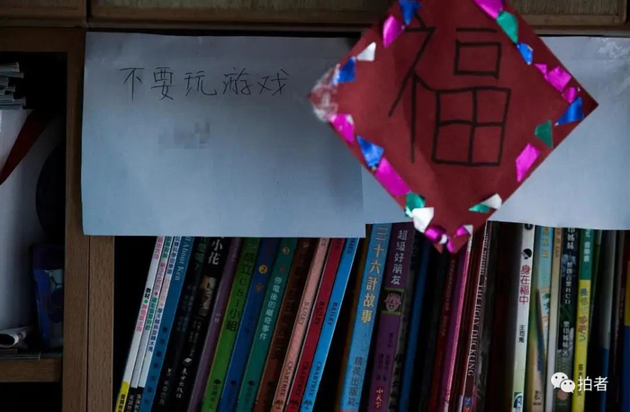 ▲黄凤儿子贴在书架上的励志警言。