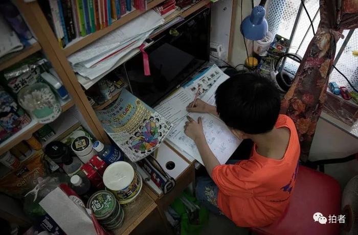 ▲黄凤儿子在狭小的空间里学习。