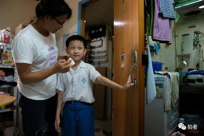 ▲黄凤为玩耍回来的孩子擦汗。