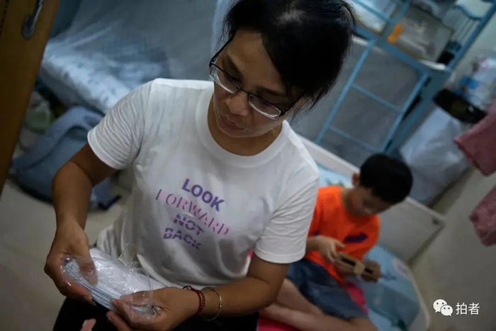 ▲黄凤整理着给儿子积攒的口罩。