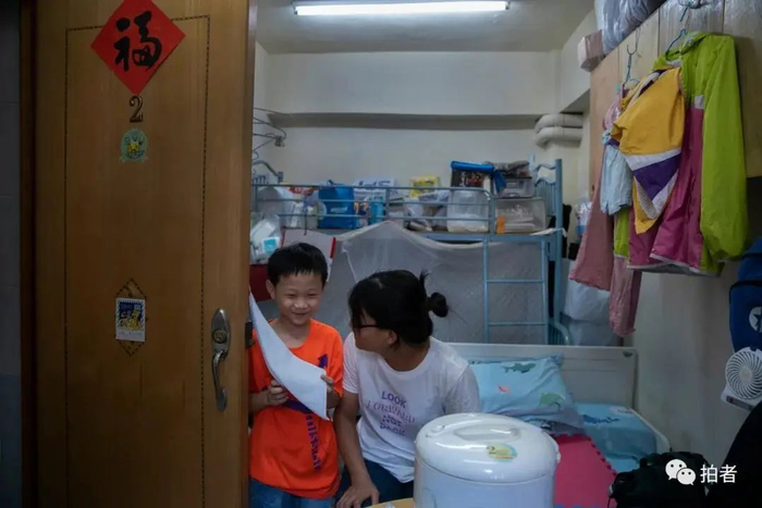 ▲黄凤儿子开玩笑说，妈妈有点跟不上他学习进度，马上就不能辅导他了。儿子几乎是黄凤所有快乐的来源。