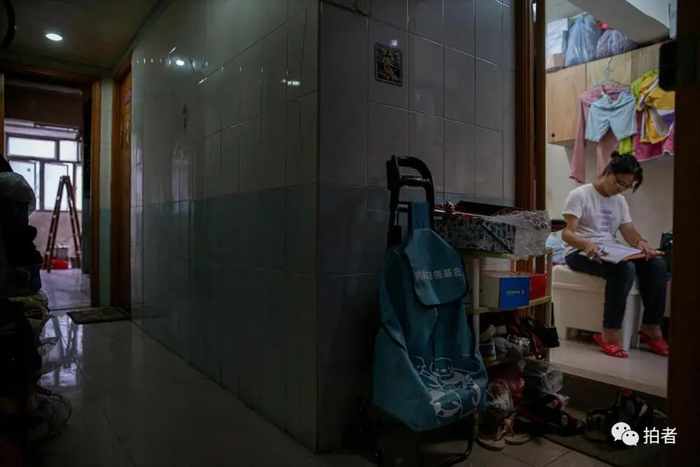 ▲黄凤家门口的走廊过道里摆放着福利社送的买菜拖车。