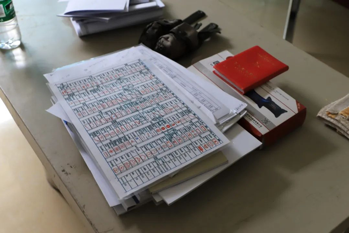 倾志明生前的办公桌与工作笔记。周高恒摄