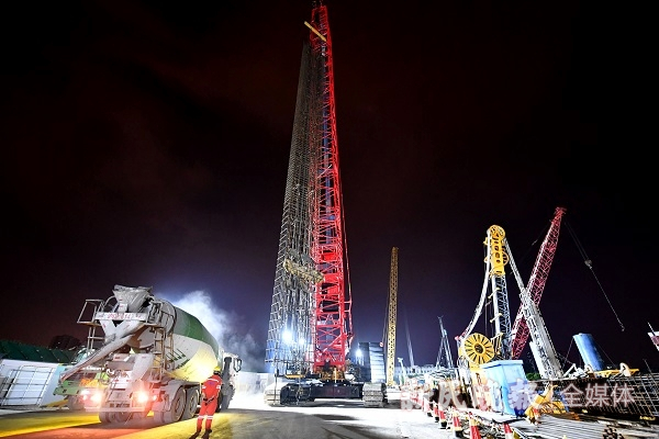 图说：凌晨四点，上海轨交市域线机场联络线工程（西段）施工现场，500吨的吊车正在对一副40多米长的钢笼进行吊装 新民晚报记者 徐程 摄