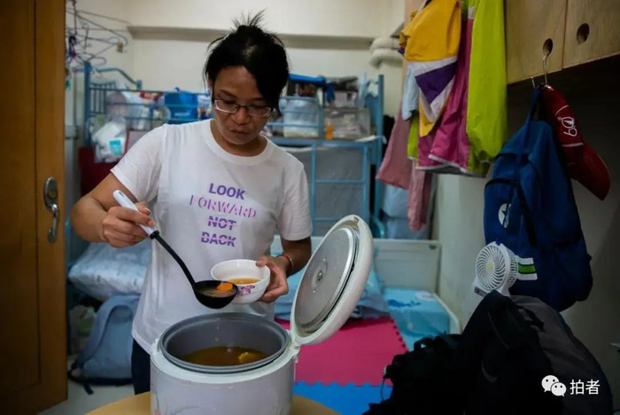 ▲由于儿子夜里睡觉经常出汗，黄凤去市场花103港元（约90元人民币）买了一块排骨给儿子煲玉米排骨汤。这是她搬到这里一年多来，第二次煲汤。