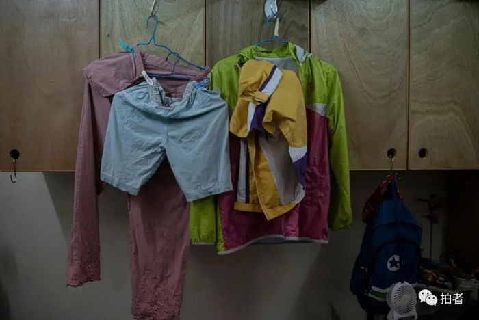 ▲因为家里没有衣橱，黄凤和儿子的衣服被挂在房屋的各个角落。