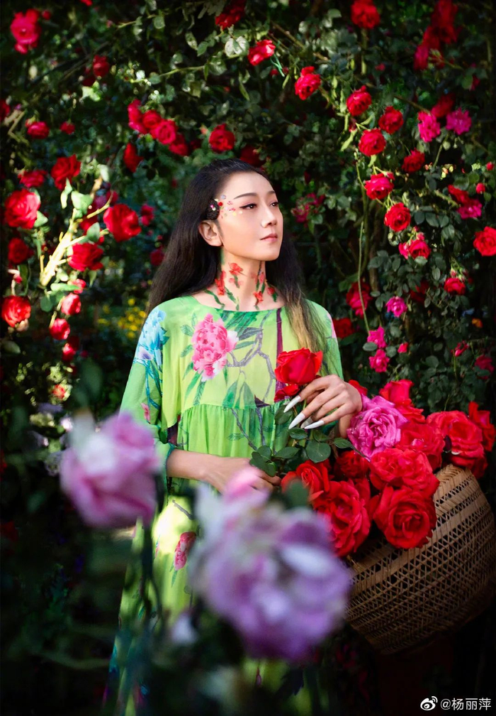 ▲杨丽萍在自家的花园里。受访者供图。