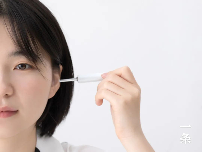 也有不少人因为自己听不清楚而去就诊，一顿检查下来，发现原来是耳屎堵满了耳朵。