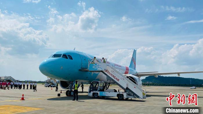     长龙航空第50架飞机。　钱晨菲　摄