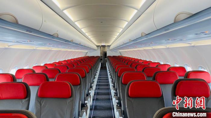 长龙航空第50架飞机。　钱晨菲 摄