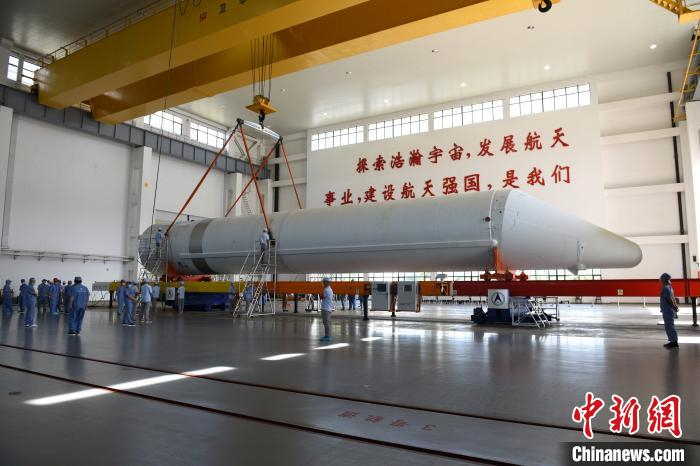 资料图：长征五号运载火箭的助推器，一共4个，采用“斜头锥”结构，可以“单肩”扛重物。　张阳 摄