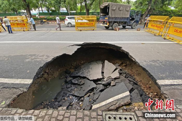 印度新德里遭大雨袭击 城市交通受阻路面发生塌陷