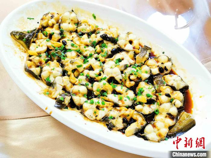 切块豉汁蒸白鳝.　李晓春 摄