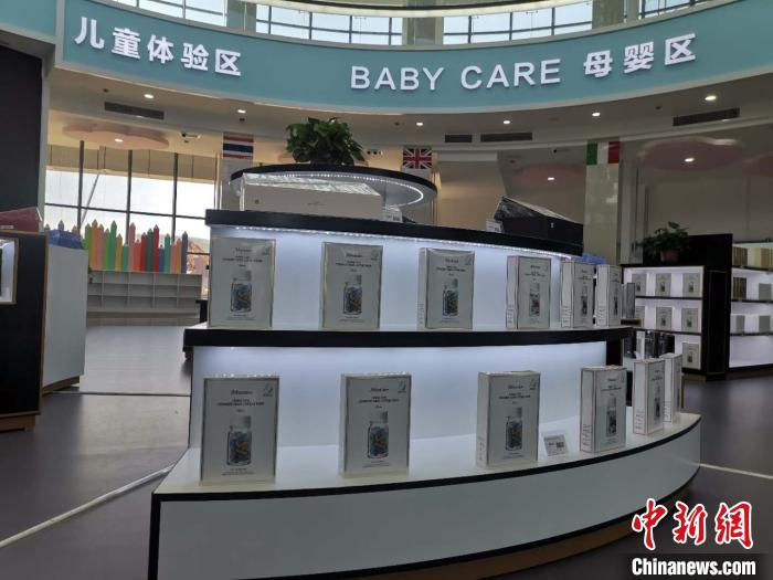 图为内蒙古首家跨境电商新零售示范店。　乌娅娜 摄