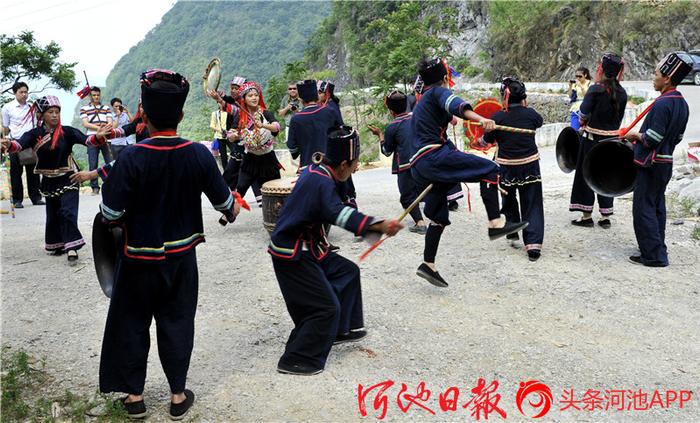 咬一口铜鼓 传一脉文化—记东兰县布努瑶猴鼓舞传承人蒙胜文