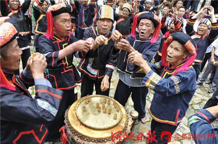 咬一口铜鼓 传一脉文化—记东兰县布努瑶猴鼓舞传承人蒙胜文