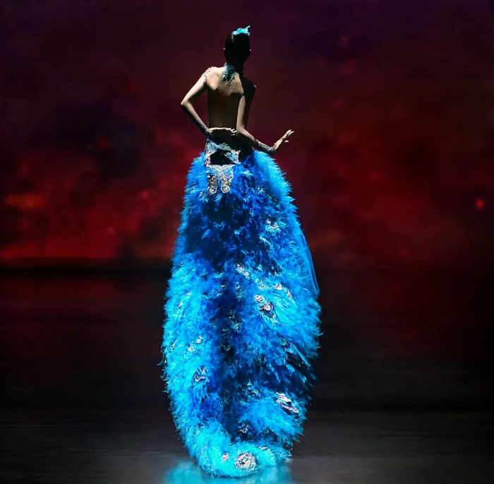 ▲杨丽萍身着蓝裙扮演孔雀。受访者供图