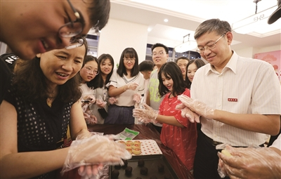  南通大学党委书记浦玉忠参加张謇学院“庆中秋·迎新生·颂祖国”主题团日活动