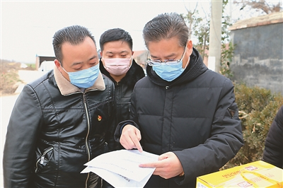  王沟镇党委书记常家兵（右）