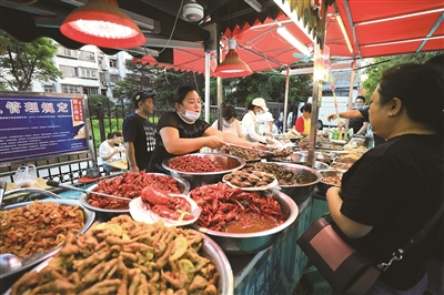  傍晚时分，徐州民富园夜市的摊主们早早摆好摊位，与往来的食客构筑出一道夜幕中的风景。王庆海摄