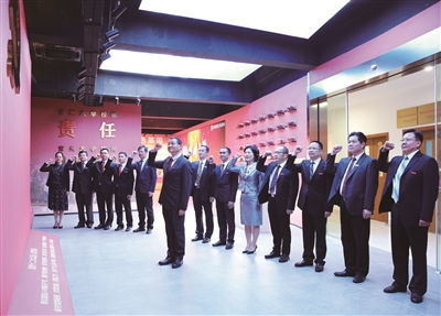  校党委领导班子成员在常州大学红色文化主题教育馆重温入党誓词