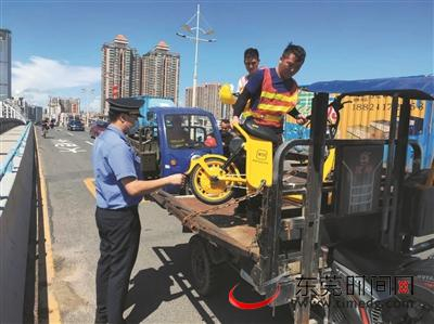 ▲近期，市城市管理综合执法局对擅自占用城市道路违法违规投放的共享电动自行车开展集中整治行动 通讯员 莞佳 供图