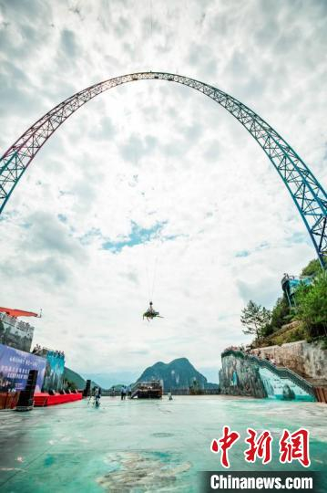 图为游客体验云端彩虹秋千。重庆江来集团供图