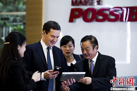 2013年，英国财政大臣乔治·奥斯本议员亲身体验华为的相关新型设备。中新社发 龙宇阳 摄