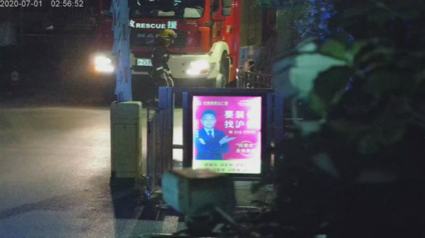 图说：男子报警后，消防先到场。宝山公安分局供图（下同）