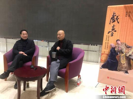 资料图：陈佩斯和杨立新接受媒体采访。胡健 摄