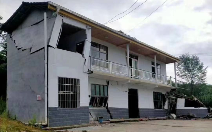 一处当地村民的房屋出现裂缝。受访者供图