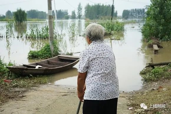 居民看着曾经的农田成为湖泊。摄影：何香奕