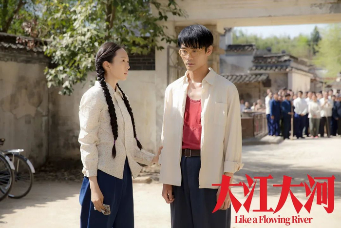 ▲电视剧《大江大河》中，童瑶与王凯饰演姐弟宋运萍和宋运辉。