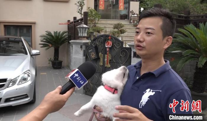 上海市民朱先生接受中新社记者采访 张践 摄