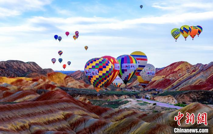 图为张掖七彩丹霞(国际)热气球节。(资料图)张掖七彩丹霞景区供图