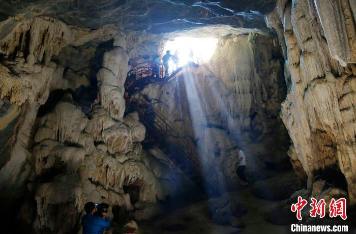 “皇帝洞”是一个岩溶洞穴，可容上万人，洞内钟乳石形状各异，奇特壮观。攀登阶梯可从“天窗”外爬上洞顶，观赏四周群山、稻田、黎胞村寨美丽风景。　王晓斌 摄