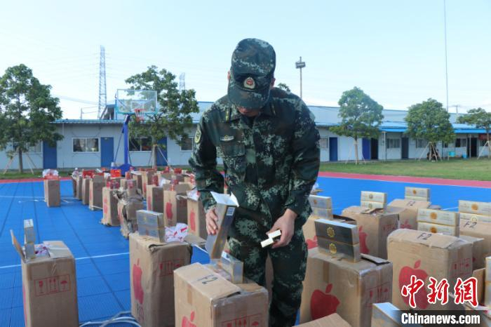 海警执法员清点走私香烟。广西海警供图