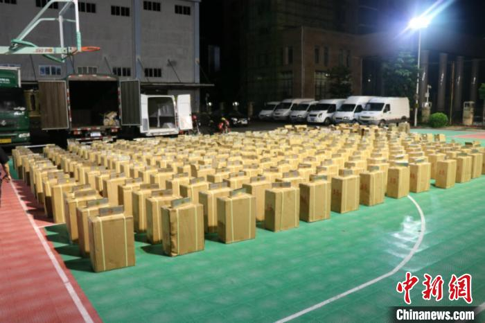 钦州海警局查获的走私香烟 。广西海警供图