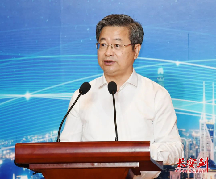 中央政法委秘书长陈一新致辞。