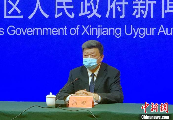 图为乌鲁木齐市商务局(粮食局)局长闫峻在新闻发布会上回答记者提问。　赵雅敏 摄