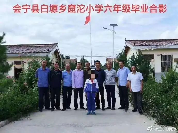 窟沱小学六年级毕业合影。@兰州晨报&nbsp; 图