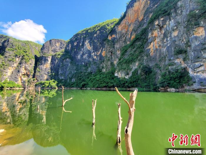 由于石灰岩长期受水的溶蚀，形成了南尧河奇秀的“十里画廊”，色彩丰富。　王晓斌 摄