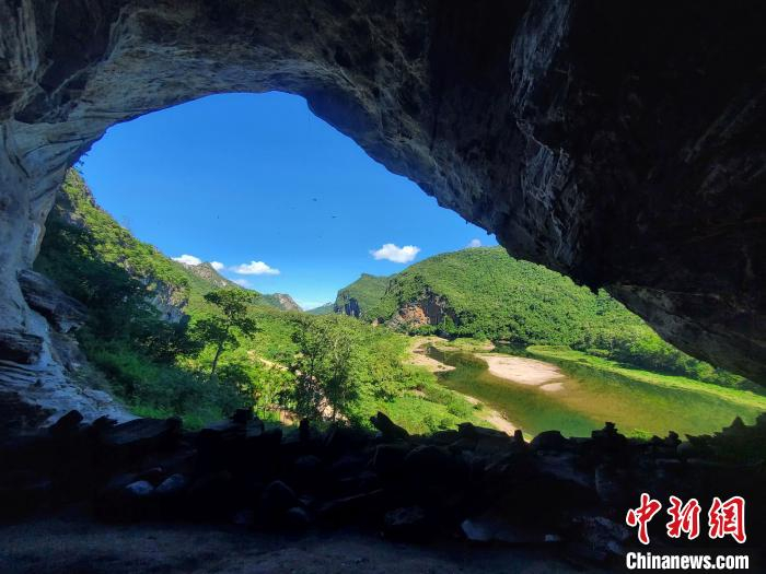在“皇帝洞”向外眺望，洞前是昌化江支流南尧河。由于石灰岩长期受水的溶蚀，形成了南尧河奇秀的“十里画廊”。　王晓斌 摄
