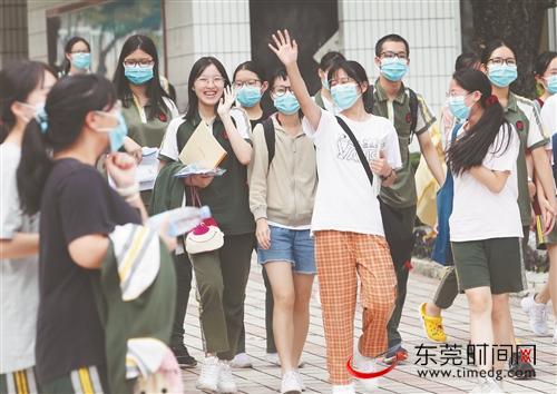 ■昨日，广东省2020年高考正式放榜，各批次录取最低控制分数线出炉。图为7月8日在东莞中学考点，考生们走出考场 记者 曹雪琴 摄