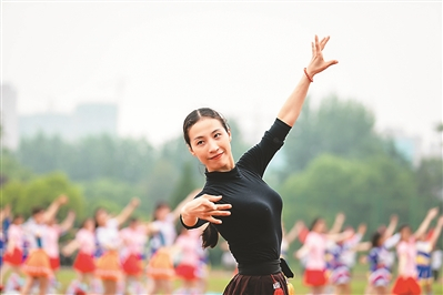  徐州市民在广场健身。 刘连启摄
